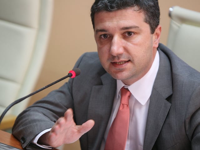 Стойнев се хвали, човекът с яйцата го цака