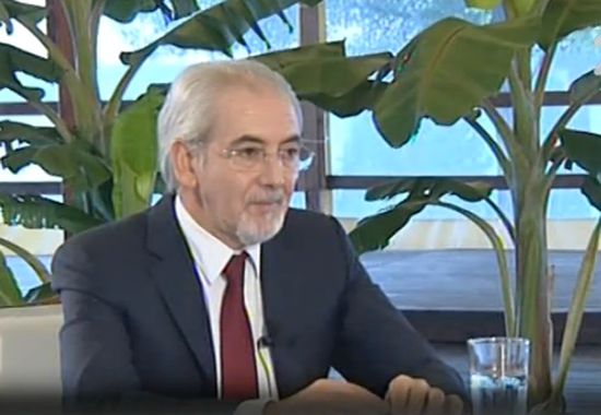 Местан лепна етикети на партийните лидери