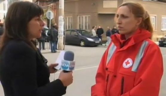 Две дъщери очакват баща си да се върне от взривената фабрика