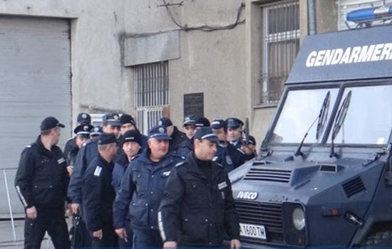 Започна се: Бой между хора на БСП и ГЕРБ пред майки с деца