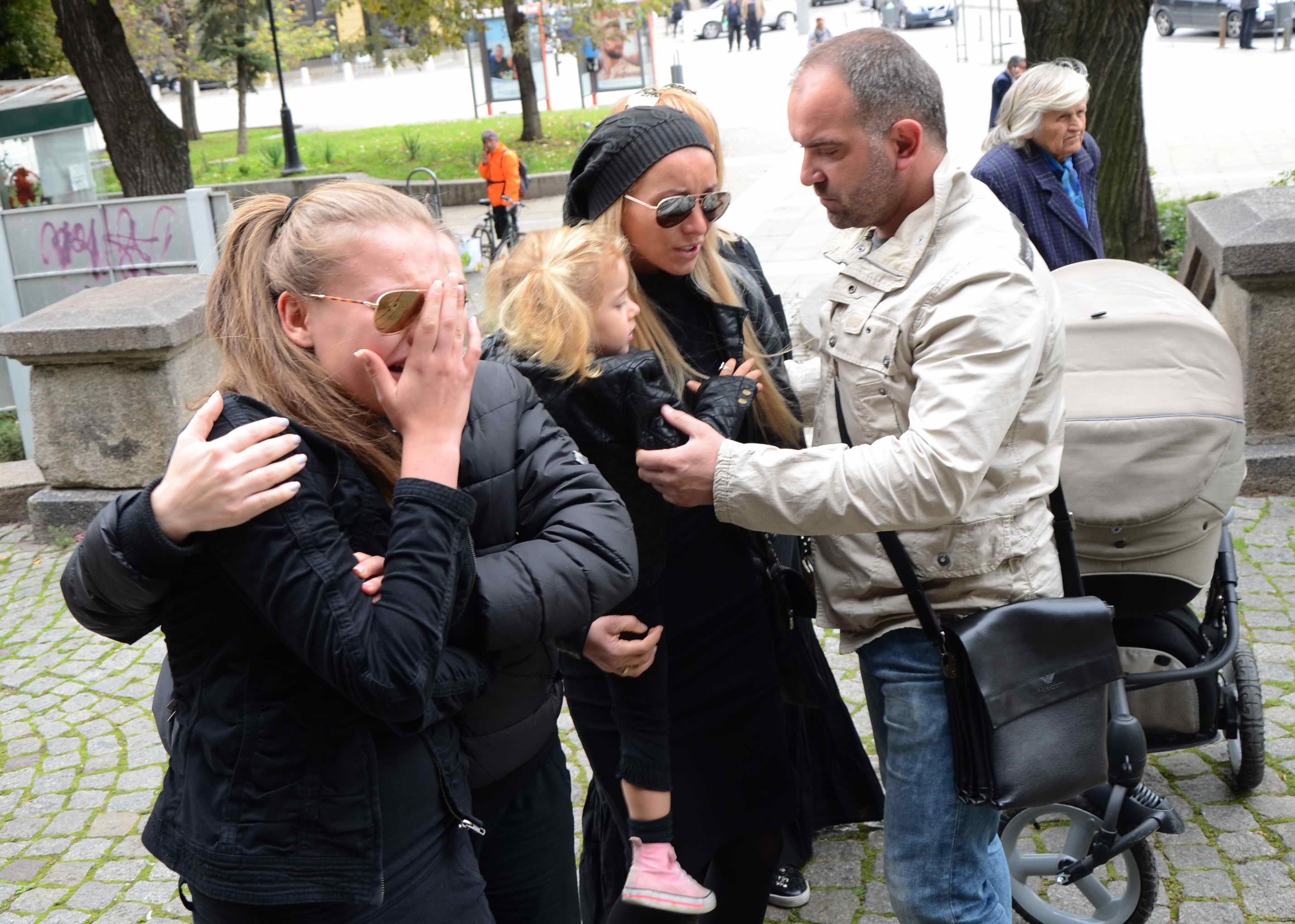 Вижте панихидата в памет на 15-те жертви от Горни Лом (СНИМКИ)