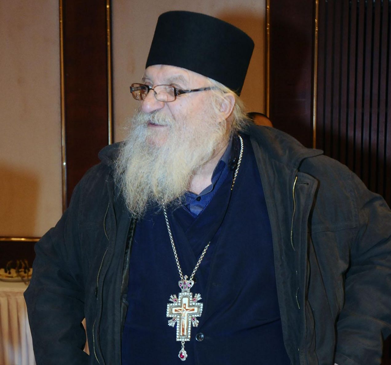 Отец Иван гасне, прикован за леглото