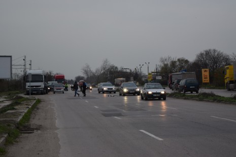 Чували с дрехи се изсипаха от бус на пътя, шофьори свиха част от стоката (СНИМКИ)