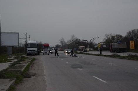 Чували с дрехи се изсипаха от бус на пътя, шофьори свиха част от стоката (СНИМКИ)