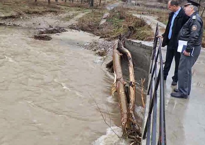 Водата повлече моста над река Перперешка 