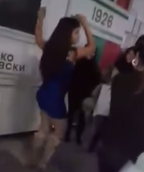 Ученици друсат коледен кючек в школо под погледите на учители (ВИДЕО)