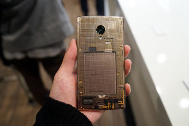 Прозрачен смартфон с Firefox OS (ВИДЕО)