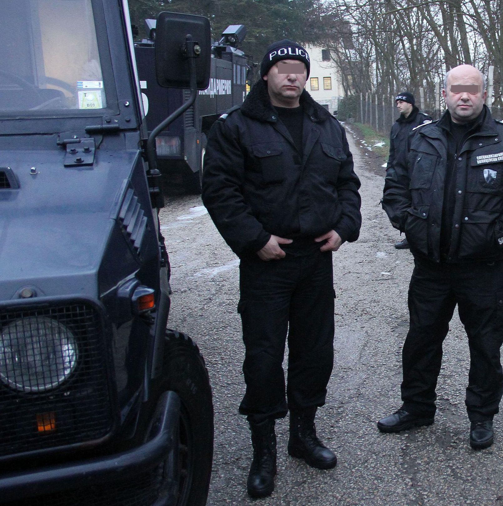 Трима налетяха да бият полицаи пред кръчма в Пловдив