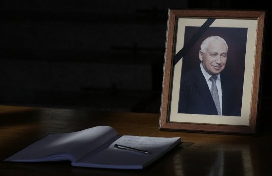 Свърши книгата за съболезнования за Желю Желев, сложиха втора 