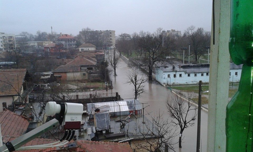 Само в БЛИЦ: Роднини зарязаха бедстващ неподвижен мъж в Дългопол!