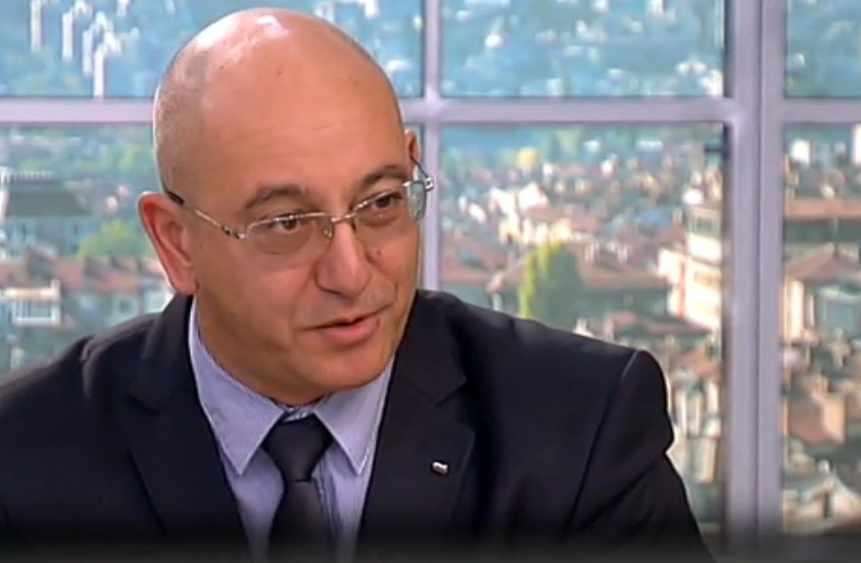 Намери му цаката: Ревизоро ще въоръжава 500 000 българи, недоволни от цените на горивата, за да нападнат Русия и САЩ 