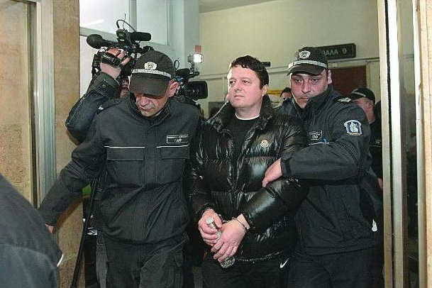 Само в БЛИЦ! Скандално приятелство между убиец и полицай може да осигури победа на мафията! 