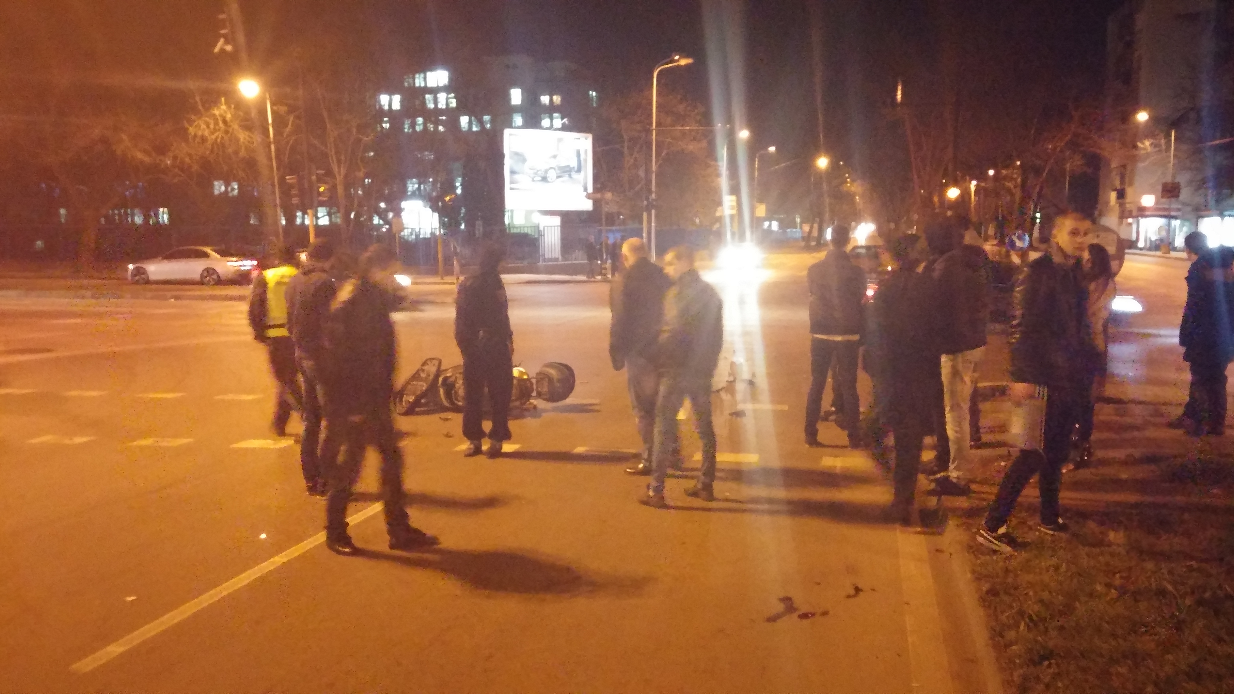 Първо в БЛИЦ: „Мерцедес“ размаза моторист във Варна и избяга! (СНИМКИ)