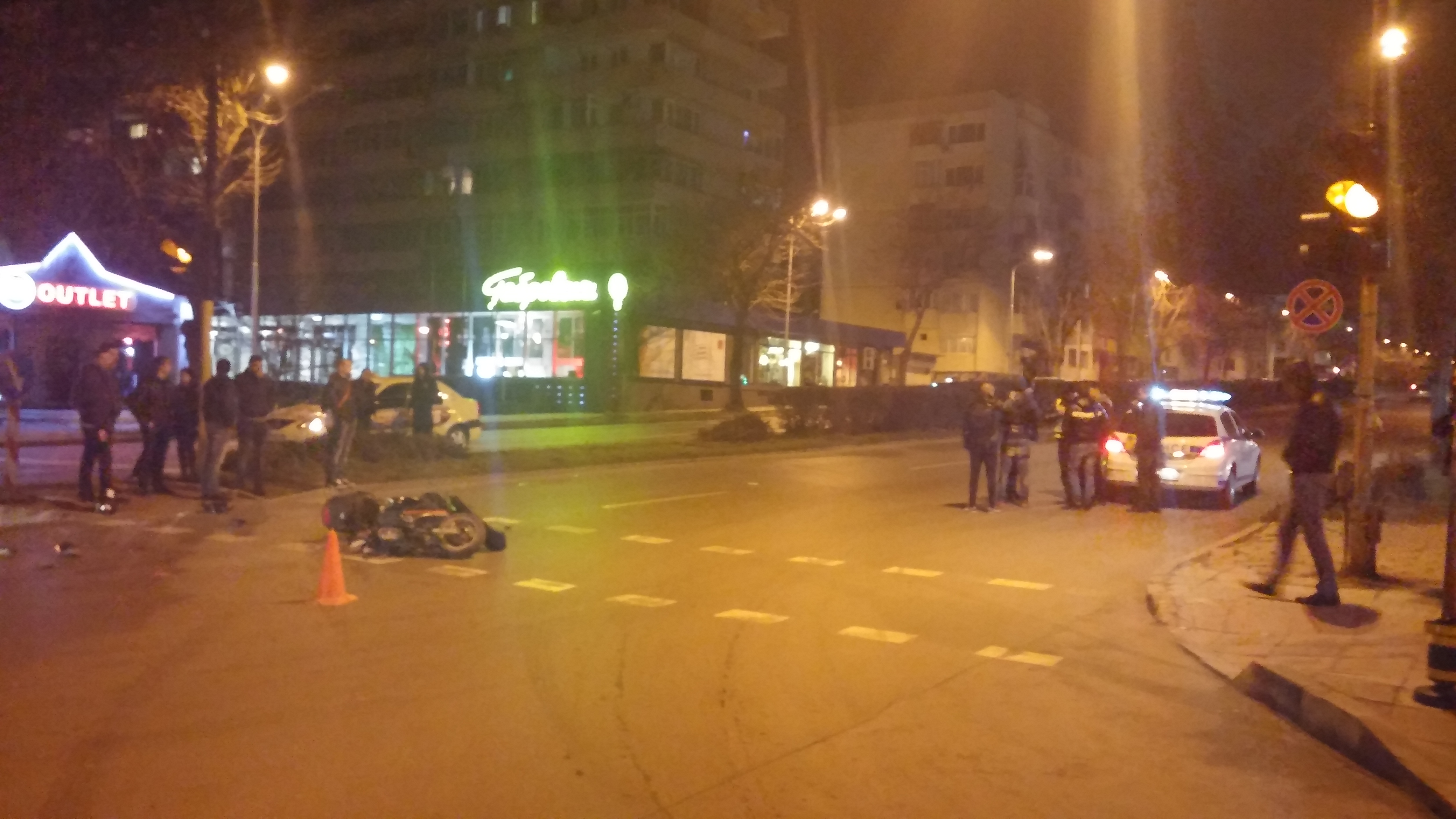 Първо в БЛИЦ: „Мерцедес“ размаза моторист във Варна и избяга! (СНИМКИ)