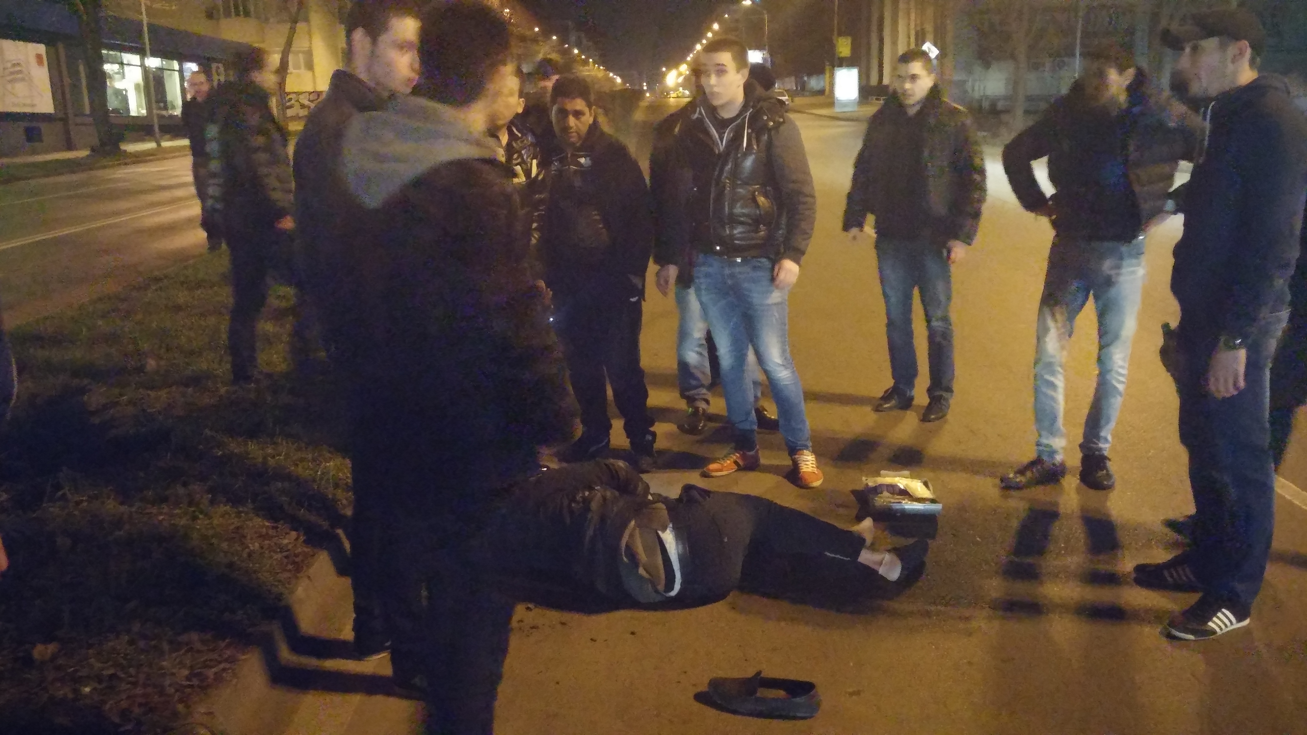 Първо в БЛИЦ: „Мерцедес“ размаза моторист във Варна и избяга! (СНИМКИ)