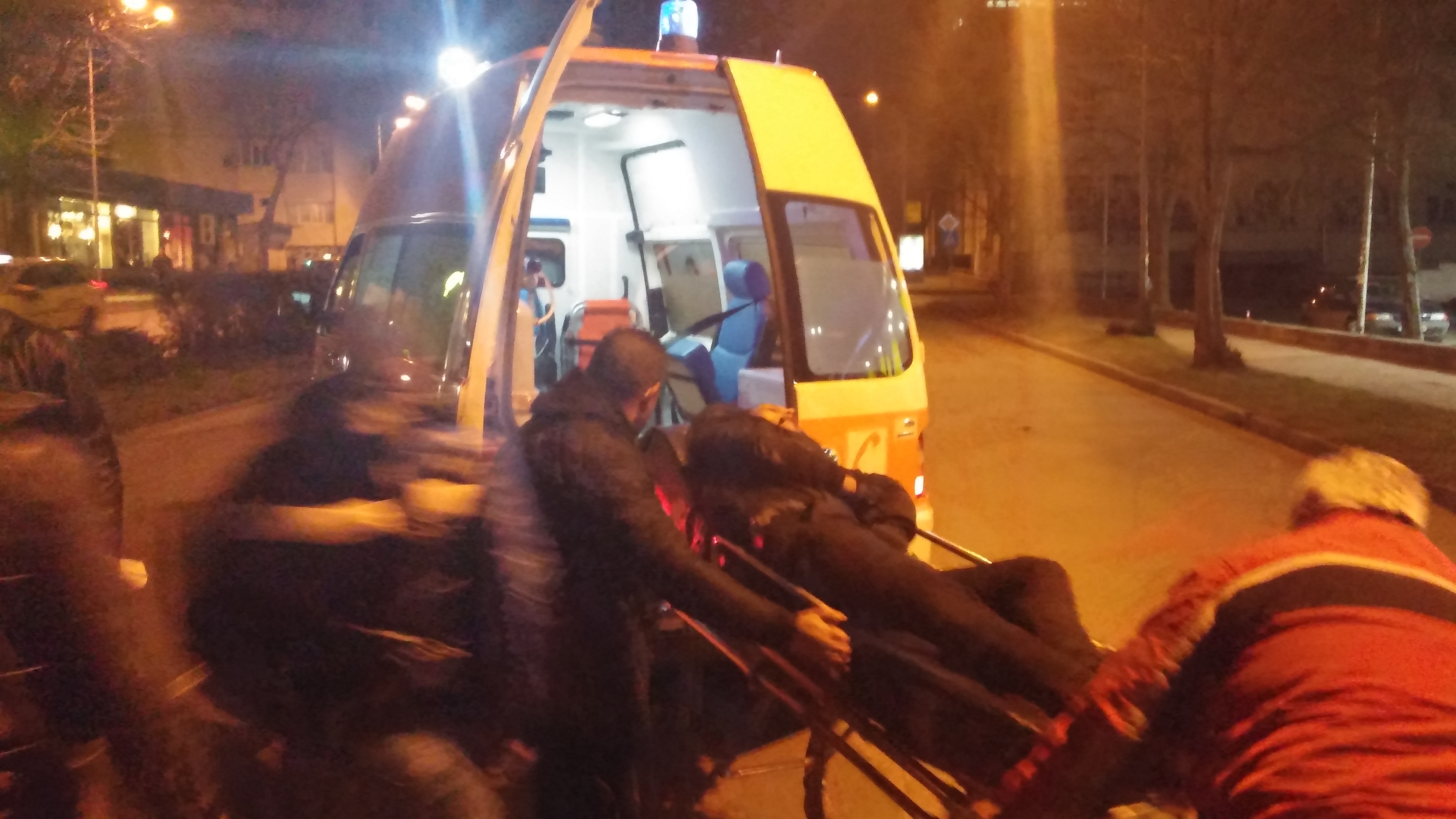 Първо в БЛИЦ: „Мерцедес“ размаза моторист във Варна и избяга! (СНИМКИ)