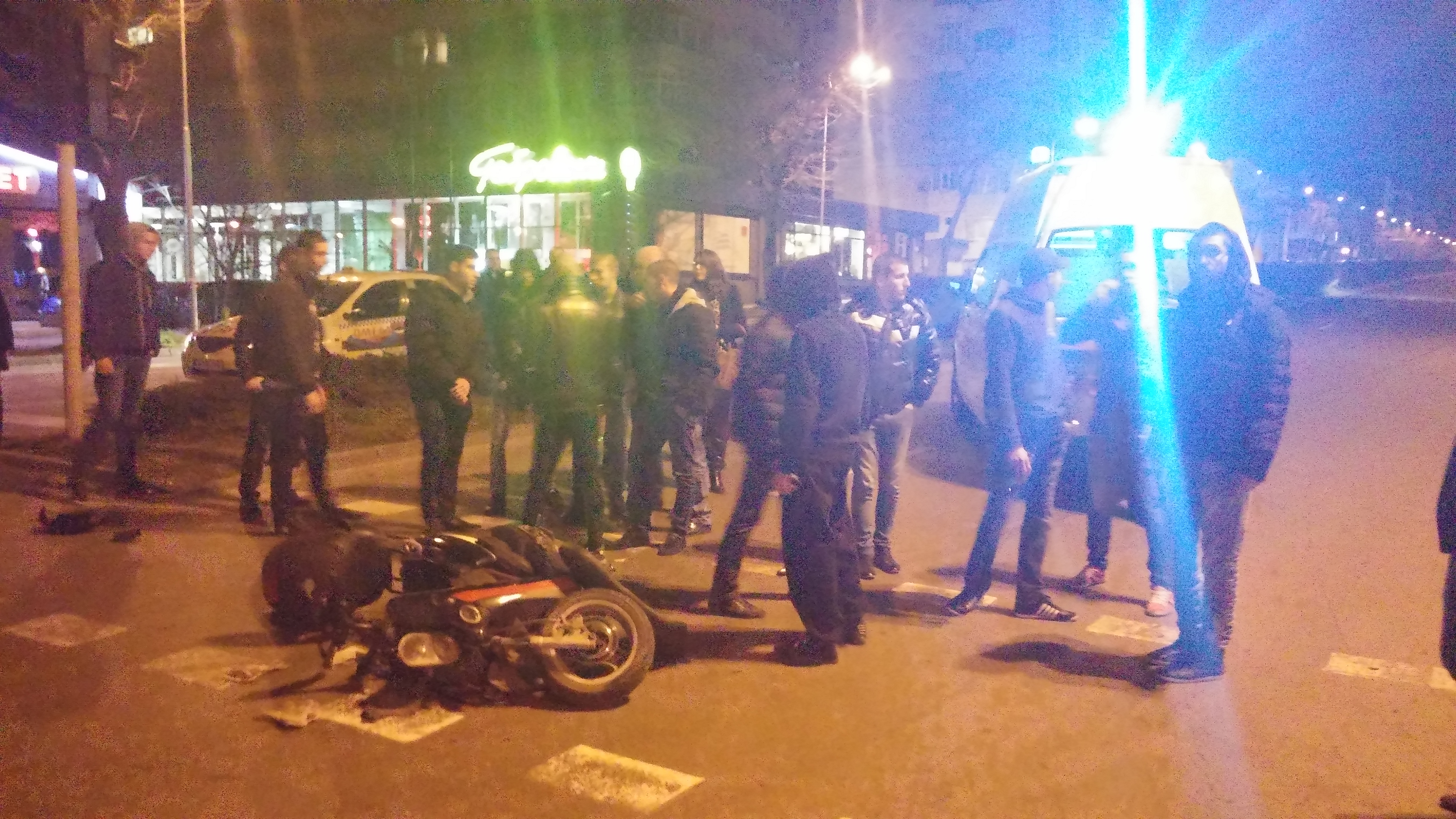 Първо в БЛИЦ: „Мерцедес“ размаза моторист във Варна и избяга! (СНИМКИ)
