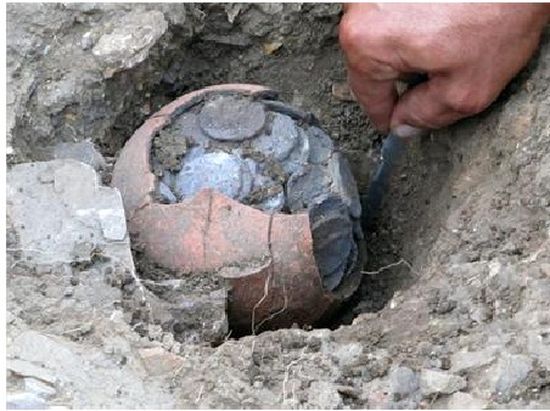 Тракторист откри гърне със сребърни монети в нива