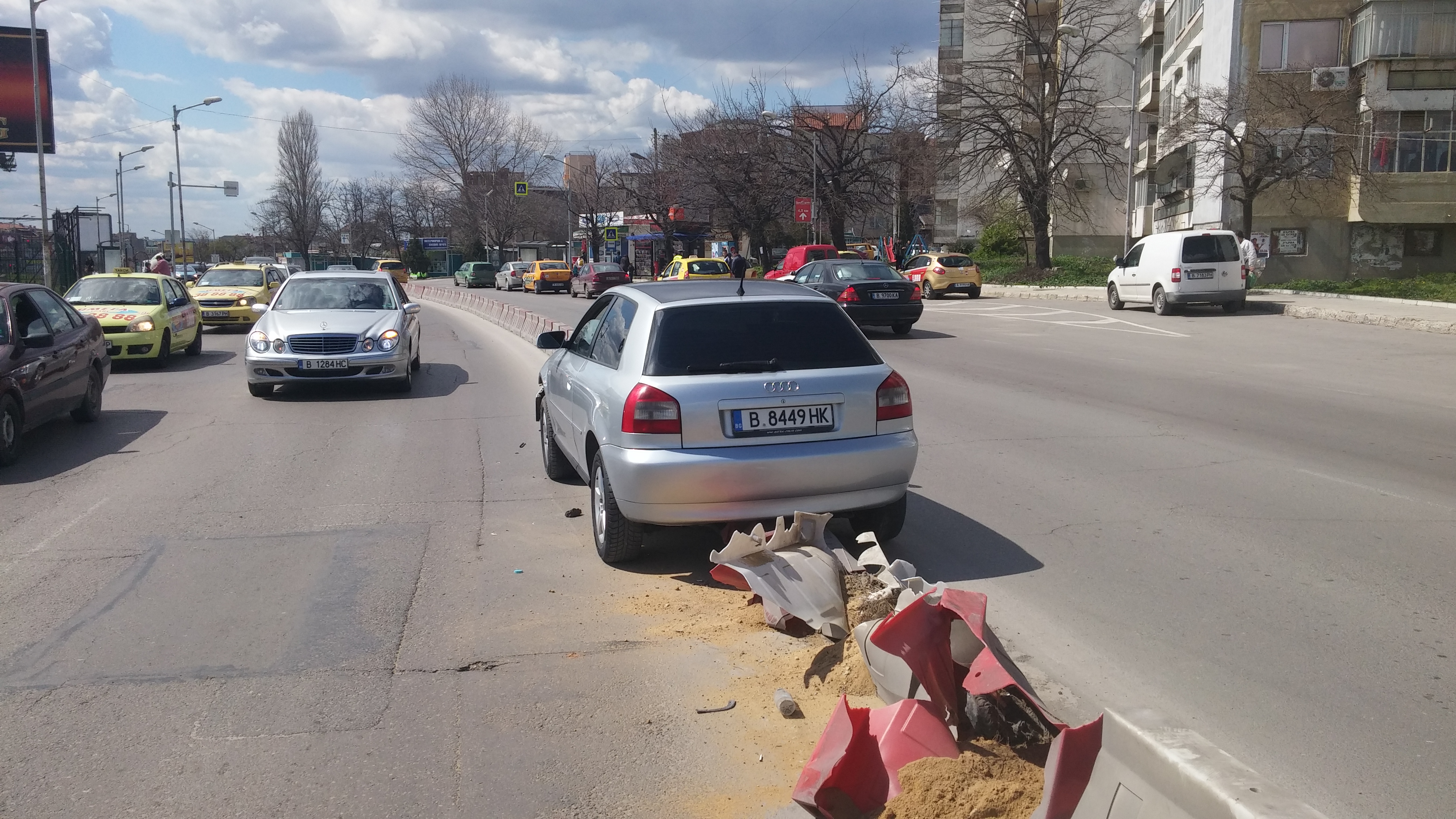 Първо в БЛИЦ: "Ауди" кацна върху мантинела, за да избегне челен удар (СНИМКИ)