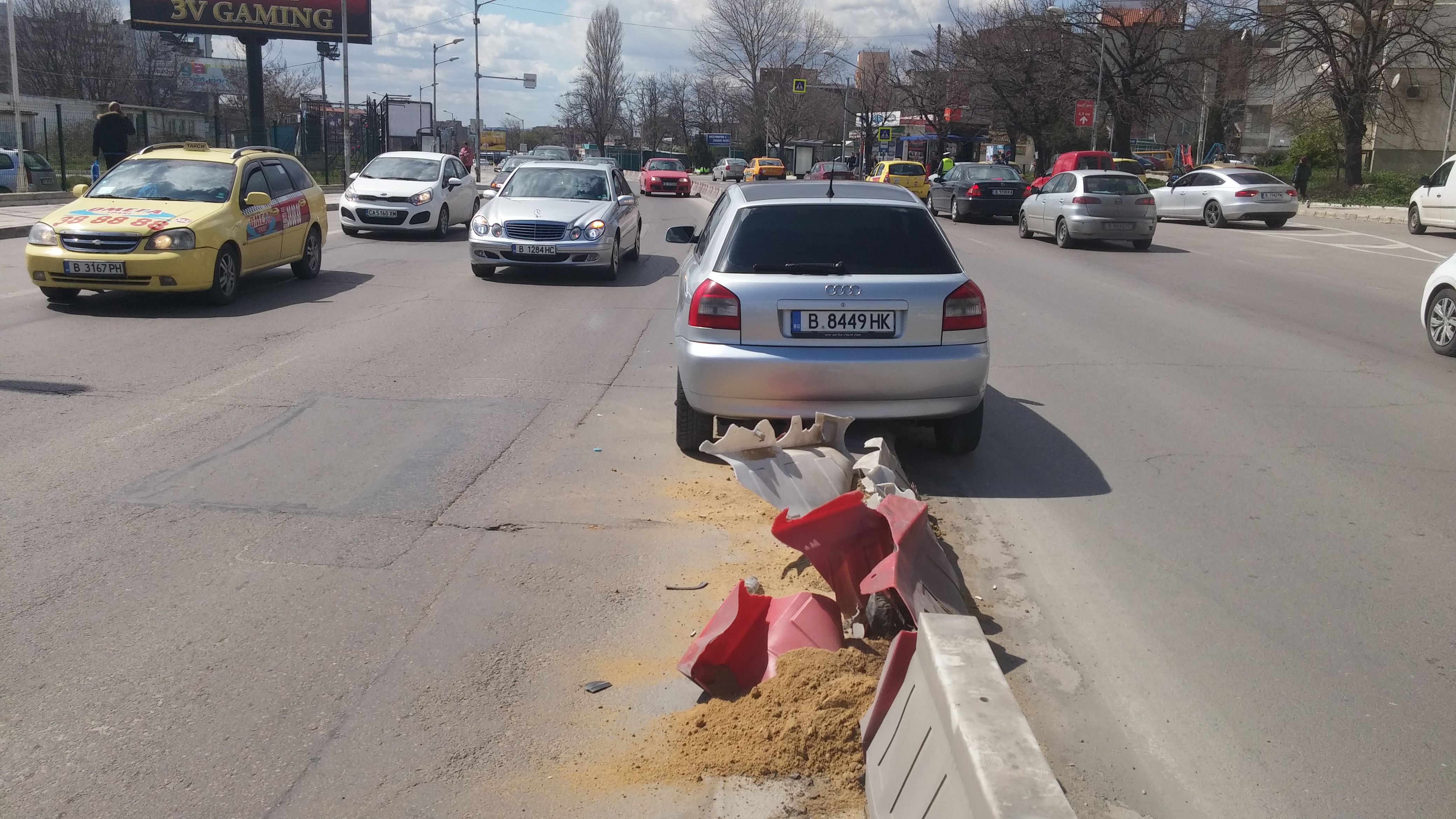 Първо в БЛИЦ: "Ауди" кацна върху мантинела, за да избегне челен удар (СНИМКИ)