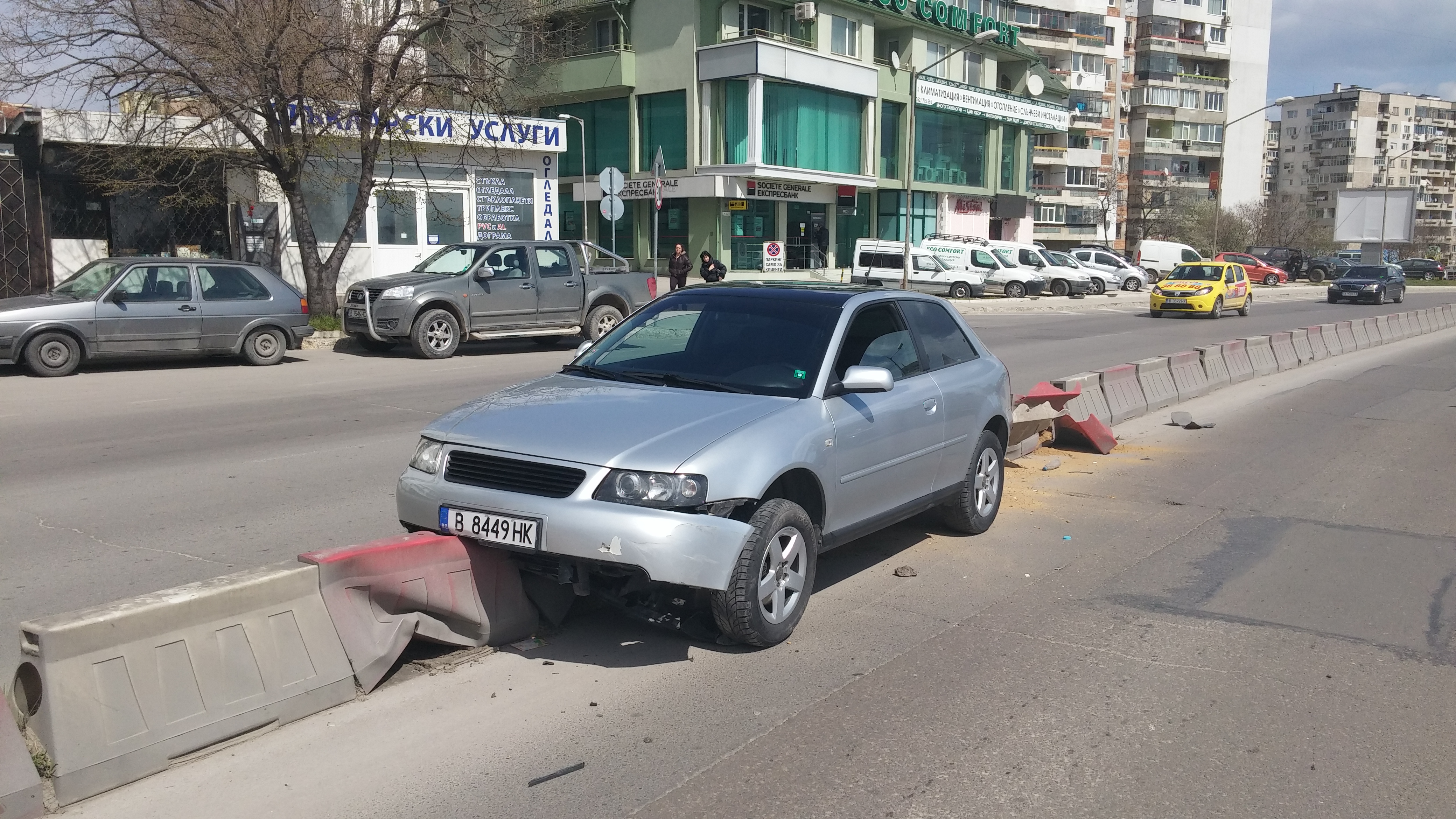 Първо в БЛИЦ: "Ауди" кацна върху мантинела, за да избегне челен удар (СНИМКИ)