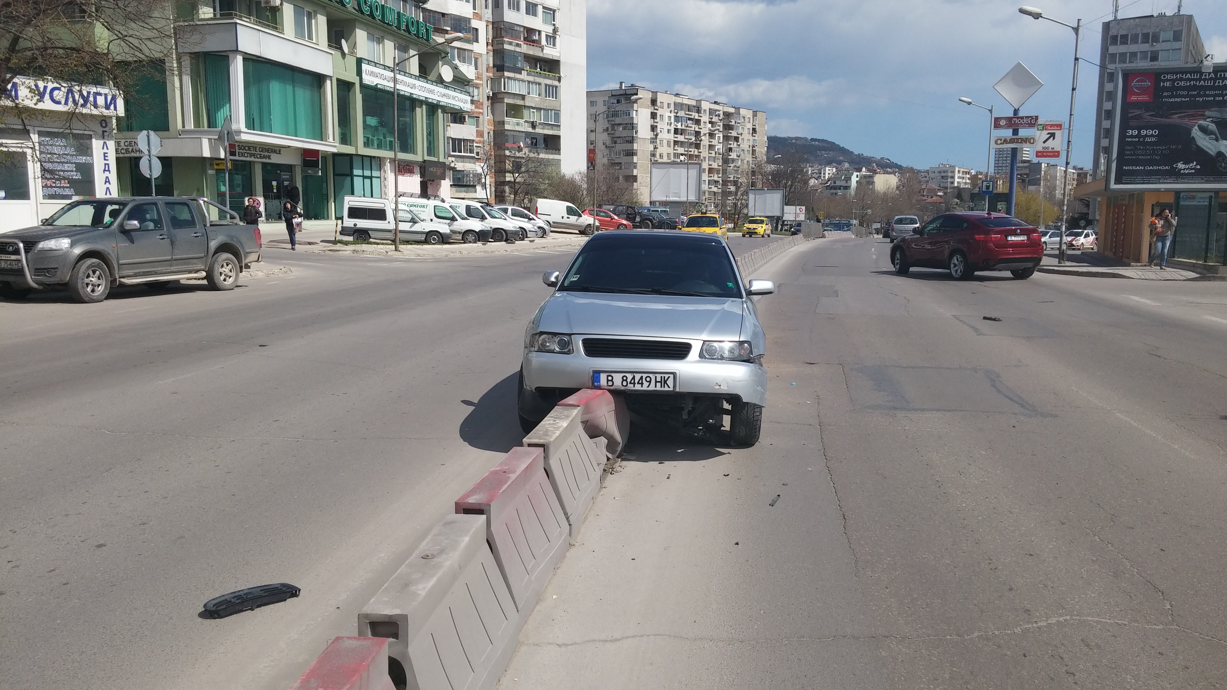 Първо в БЛИЦ: "Ауди" кацна върху мантинела, за да избегне челен удар (СНИМКИ)
