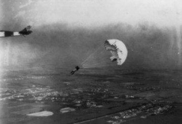 19.4.1919 г.: Лесли Ървин изпълнява първия преднамерен скок с парашут от самолет