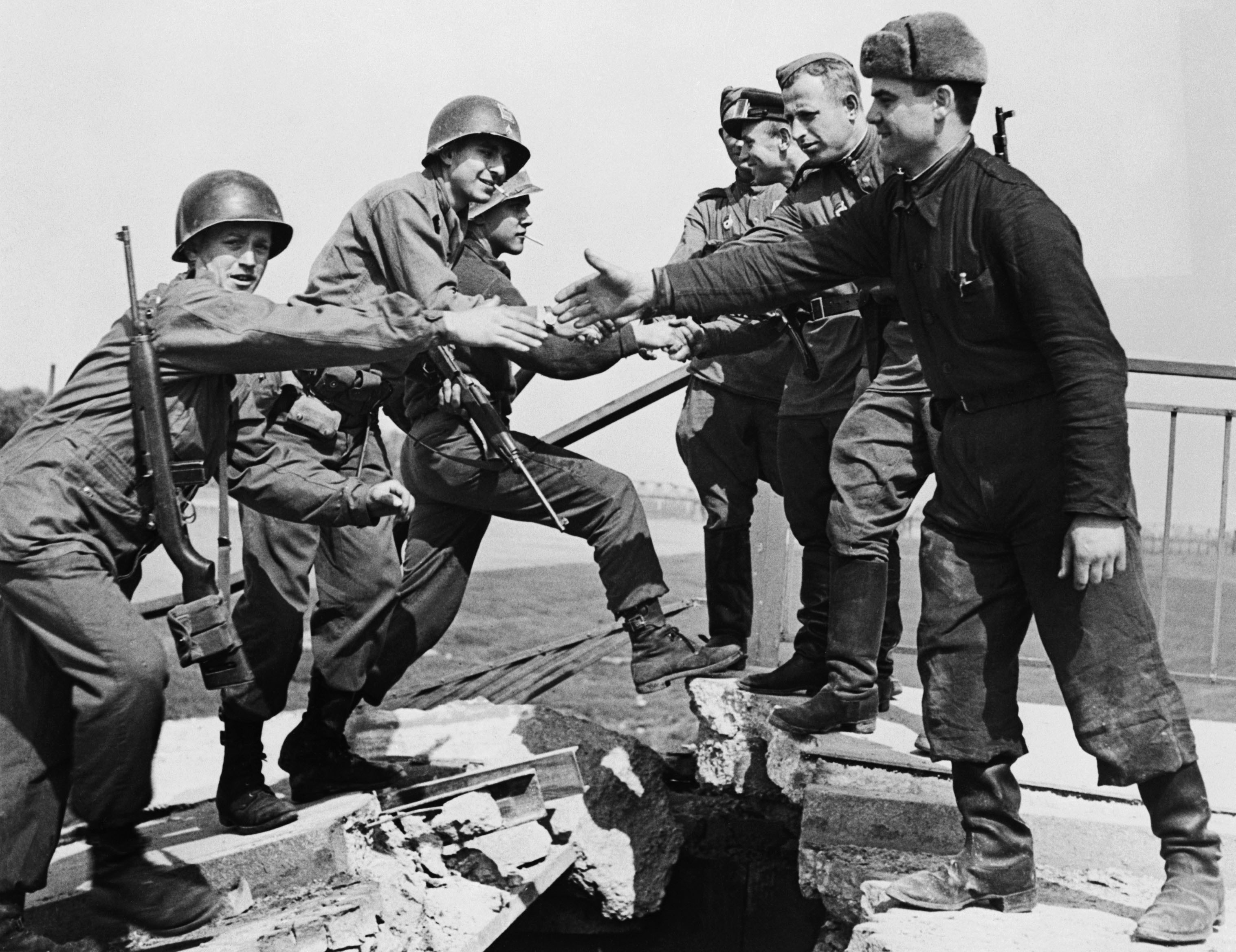25 април: Преди 70 г. руснаци и американци се срещат на река Елба