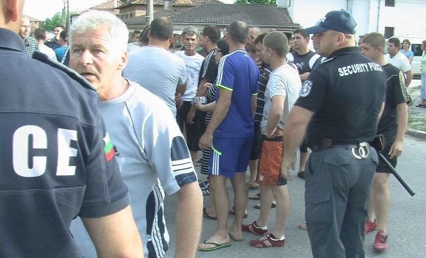 Ромският квартал на Гърмен продължава да е обграден