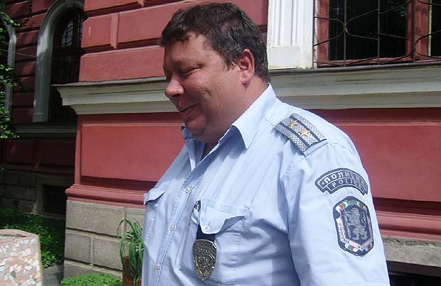 С бинокли за нощно виждане граничари вардят черешите в Кюстендил