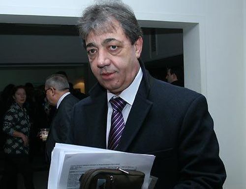 Вили Лилков гласува и нахока здраво...