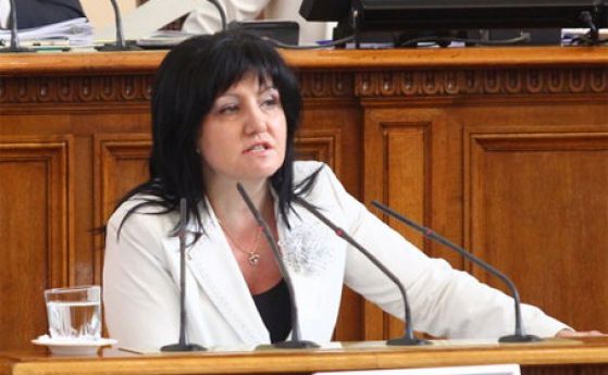 БСП изненада Цвета Караянчева с нетрадиционен въпрос 
