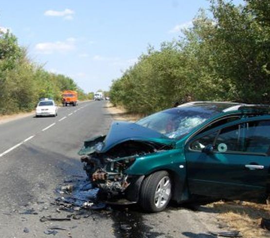 Двама в болница след челен сблъсък на пътя