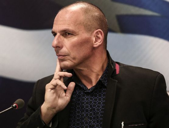 Разбиха физиономията на Янис Варуфакис, влезе в болница