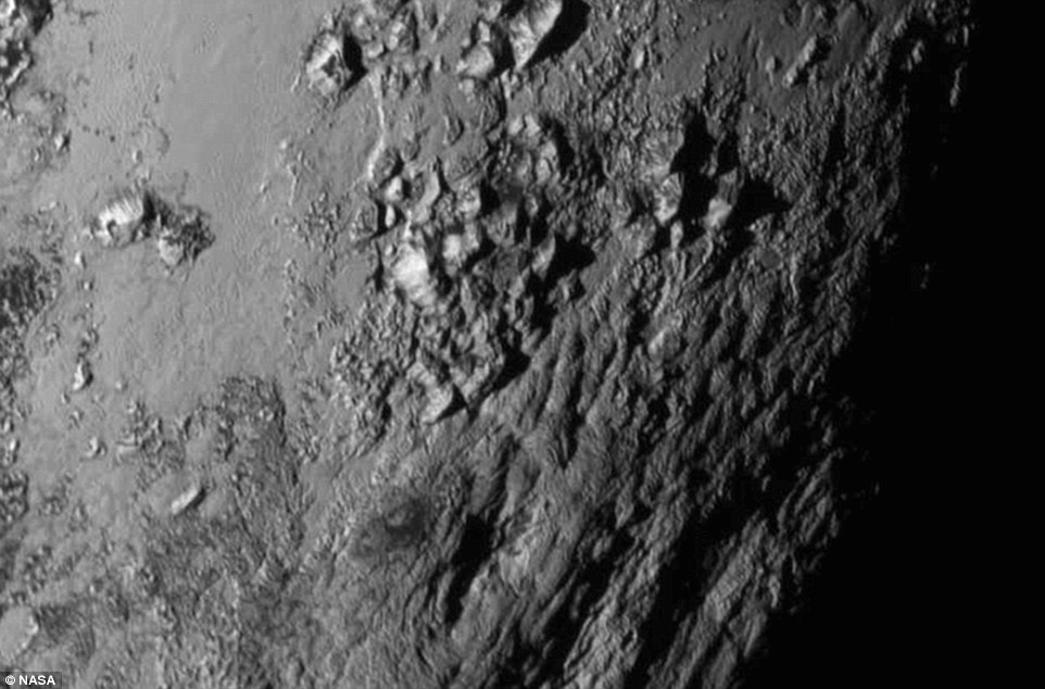 New Horizons откри газова опашка и ледено „сърце” на Плутон (СНИМКИ/ВИДЕО)