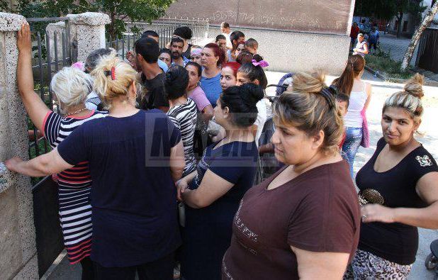 Циганите се редят на опашки, за да си платят тока
