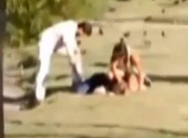 Минувачи станаха свидетели на екзорсизъм в популярен парк (ВИДЕО)