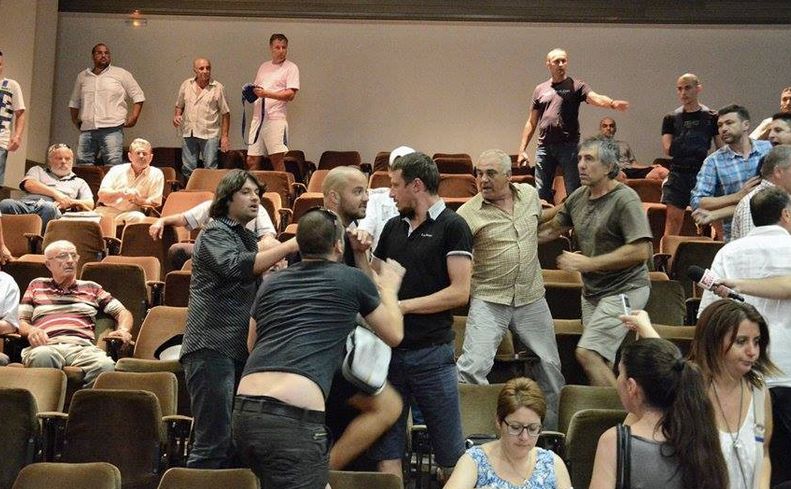 Арена на сблъсъци: Нов екшън в община "Варна" в момента! Полиция нахлу в зала "Пленарна"