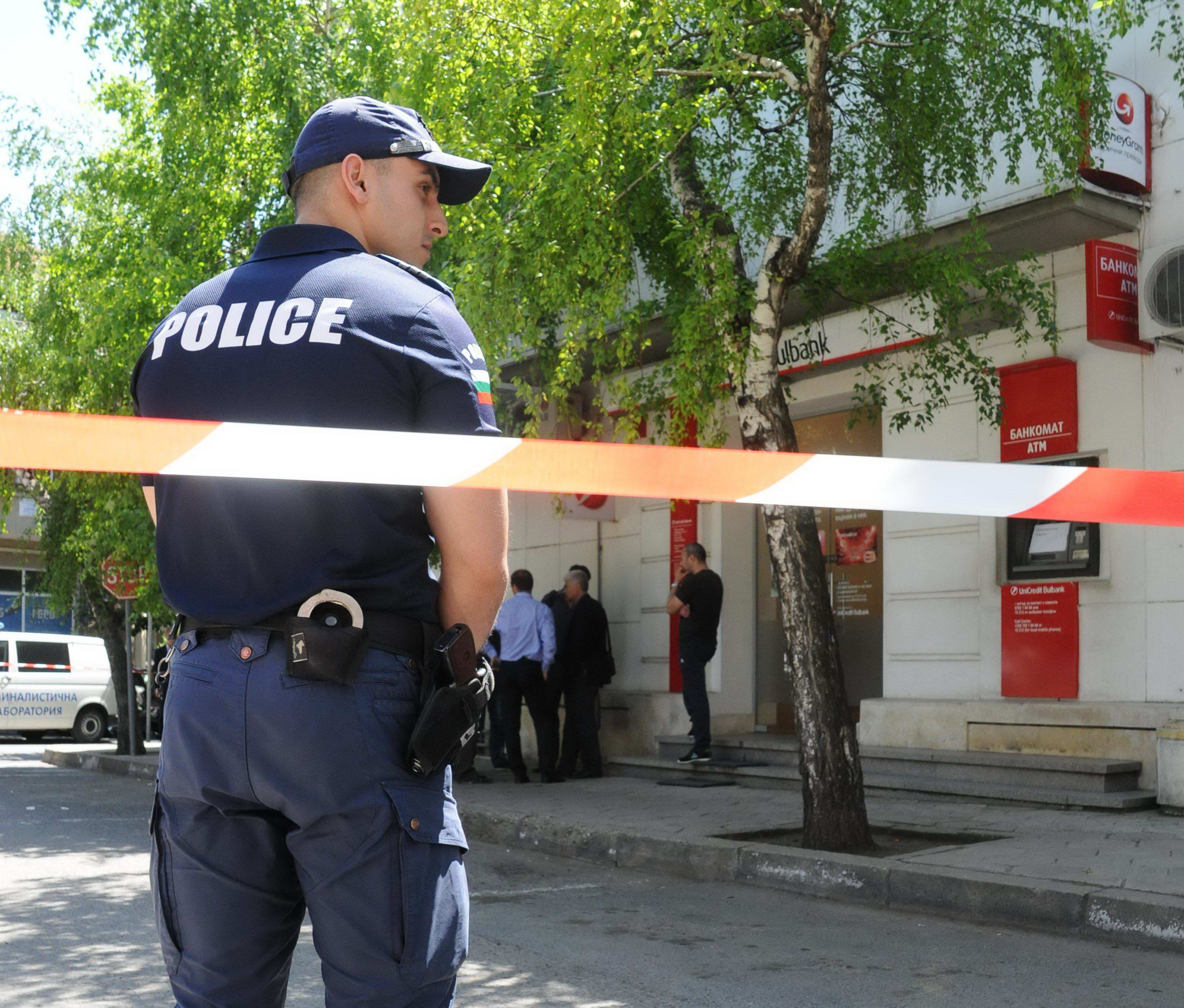 Хвърлят тухли и бутилки по полицаи в Плевенско