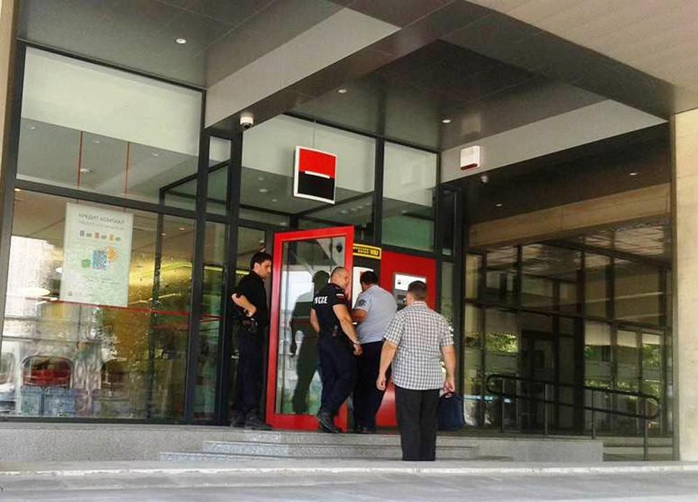 Първо в БЛИЦ: 2000 лева са били задигнати от банковия клон на „SG Expressbank“ (СНИМКА)