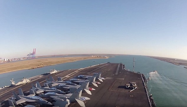 Самолетоносачът "Теодор Рузвелт" преминава през новия Суецки канал за първи път (ВИДЕО)