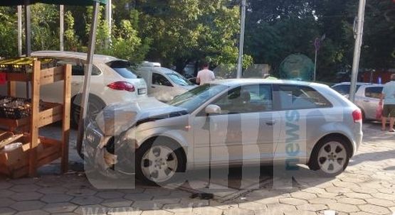 Ауди се заби в магазин в Пловдив (ЗРЕЛИЩНИ СНИМКИ и ВИДЕО)