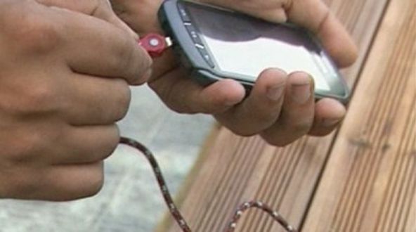 Слънчево зарядно зарежда безплатно телефони във Варна