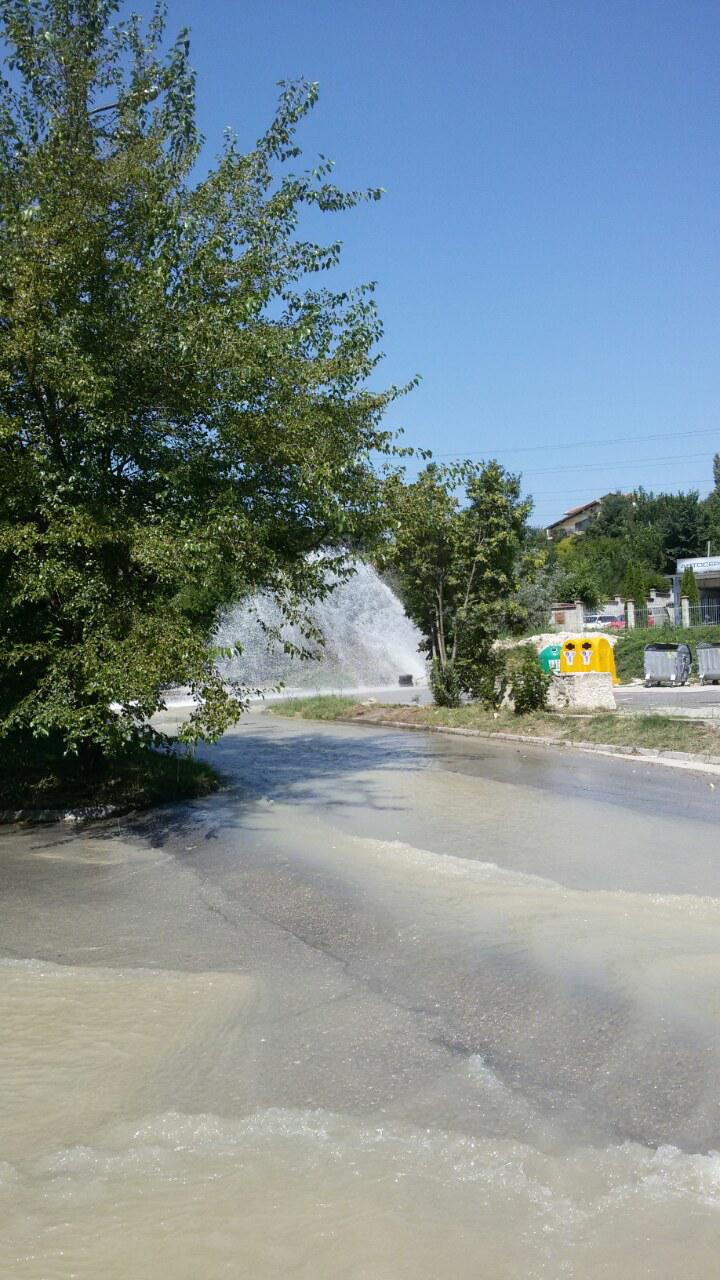 Авария удави улица във Варна! (СНИМКИ)