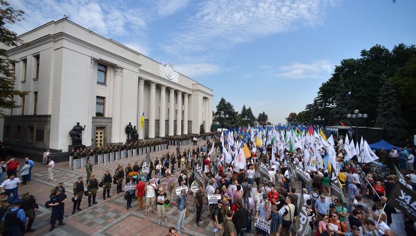  Нов Майдан изригна в Киев с мощна експлозия пред парламента (СНИМКИ)