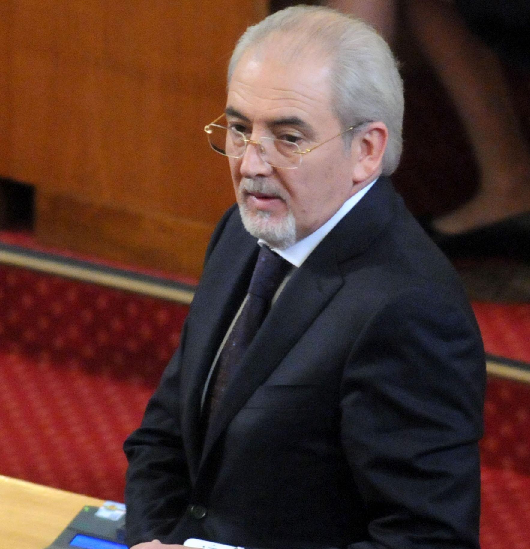 Лютви Местан се спъна с десен крак за късмет при регистрацията в ЦИК