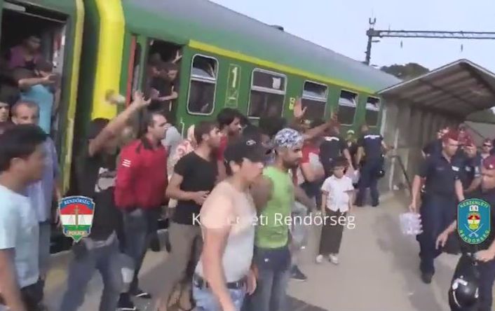 Бежанци изхвърлят предложената им храна и вода в Унгария(ВИДЕО)