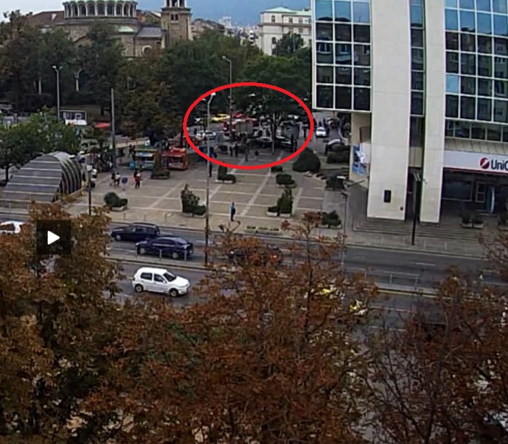 Първо в БЛИЦ: Пожарни и полиция вият до здравното министерство в центъра на София