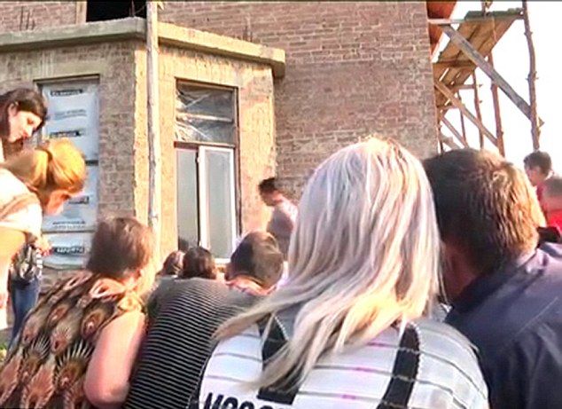Богородица и младенеца Иисус се появиха на прозорец в Украйна (СНИМКИ/ВИДЕО)