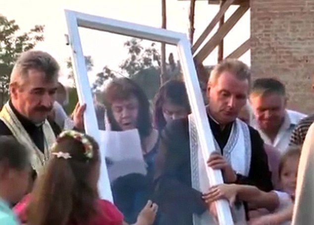 Богородица и младенеца Иисус се появиха на прозорец в Украйна (СНИМКИ/ВИДЕО)